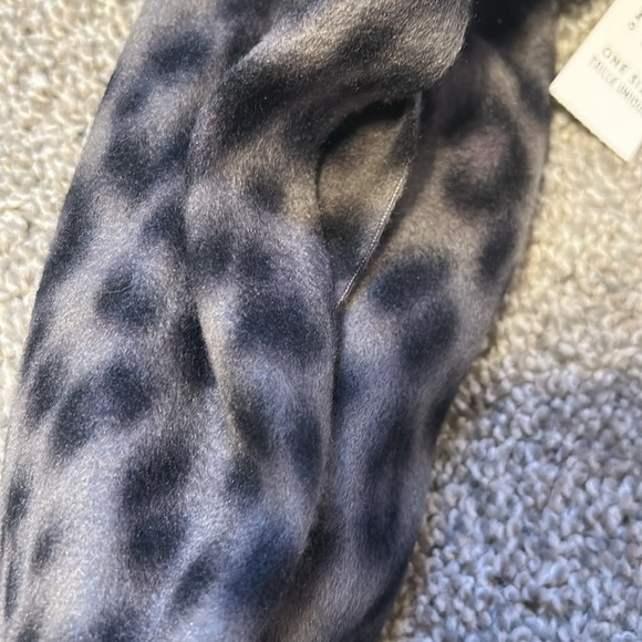 NWT Old Navy Fleece Scarf Leopard - Picture 2 of 3